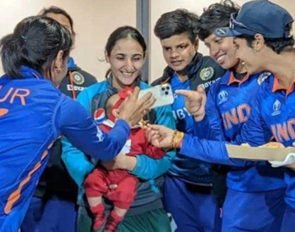 भारतीय खिलाड़ियों का पाक कप्तान मारूफ की बेटी फातिमा के साथ समय बिताने का वीडियो वायरल